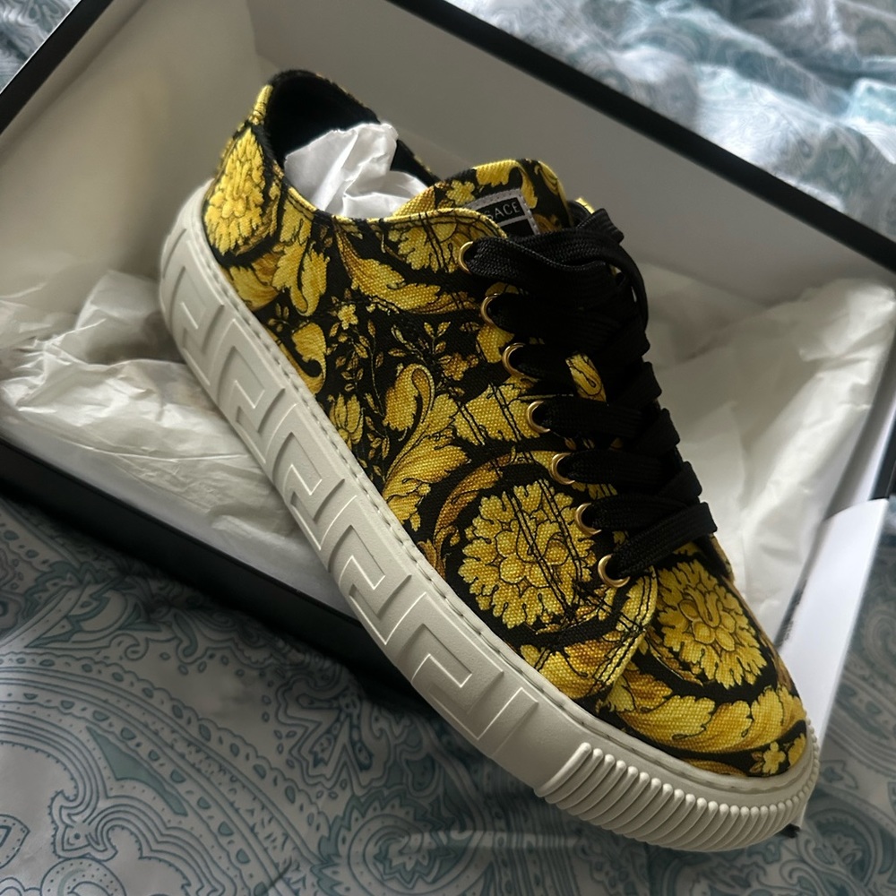 $595 NWT BRAND NEW VERSACE SNEAKERS (40 7m or 9w)